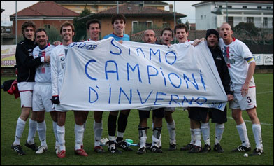 I giocatori del Real Cartaia festeggiano il primo titolo di Campioni d'Inverno