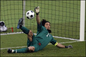 Buffon, con un rigore segnato e due parati, regala ad Andrea il successo su Francesco e le semifinali