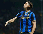 Gli interisti fischiano l'unico giocatore che li fa vincere, questo gli risponde cos, Moratti e Tronchetti lo difendono... Grande Inter!