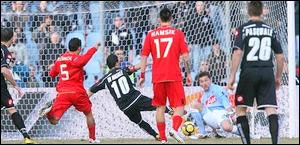 De Sanctis para il terzo rigore di fila