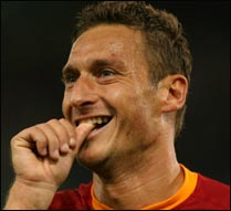 Una tripletta di Totti regala il secondo successo a Gianni, ancora contro la Mourinhese