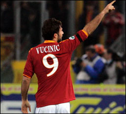 La tripletta di Vucinic regala a Marco il primo titolo