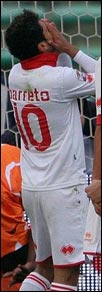 Barreto disperato dopo il rigore sbagliato - immaginiamo il Miglio...