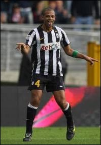 Felipe Melo esulta dopo il gol-vittoria del Mondomostro F.C.